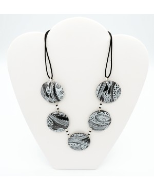Collier mi-long noir et blanc fait-main Colliers mi-longs