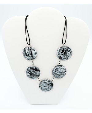Collier mi-long noir et blanc fait-main Colliers mi-longs