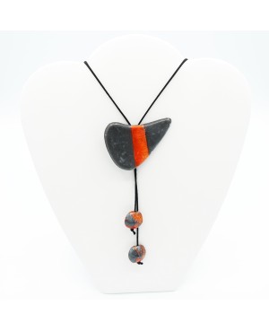 Grand collier noir et orange Sautoirs ou colliers longs