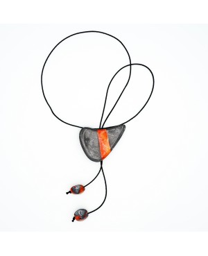 Grand collier noir et orange Sautoirs ou colliers longs