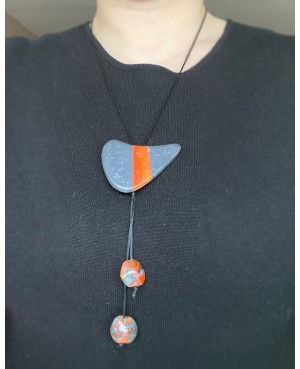 Grand collier noir et orange Sautoirs ou colliers longs