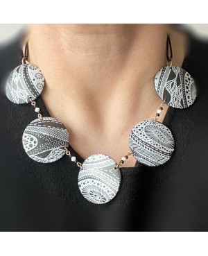 Collier mi-long noir et blanc fait-main Colliers mi-longs