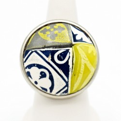 Ring with yellow, white, gray, and blue checkered pattern