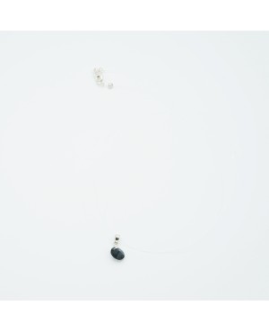 Très petit pendentif discret, rond et noir avec son cordon nylon transparent Colliers ras-le-cou