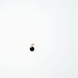 Très petit pendentif discret, rond et noir avec son cordon nylon transparent