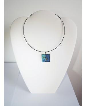 Pendentif carré bleu et turquoise avec une pointe de paillettes dorées Pendentifs sur support métallique