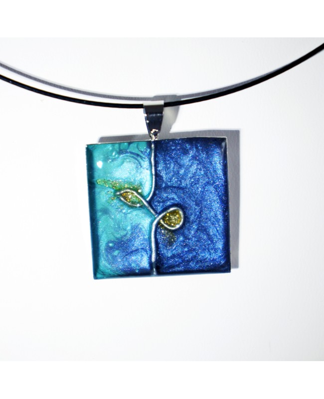 Pendentif carré bleu et turquoise avec une pointe de paillettes dorées