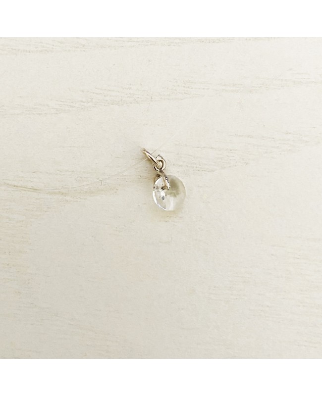 Très petit pendentif discret, rond et transparent avec son cordon nylon transparent