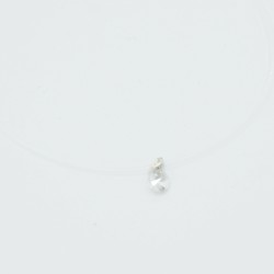 Très petit pendentif discret, rond et transparent avec son cordon nylon transparent