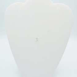 Très petit pendentif discret, rond et transparent avec son cordon nylon transparent