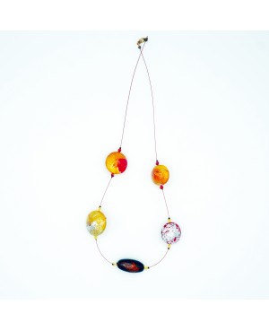 Collier mi-long noir, rouge, jaune et argenté Colliers mi-longs