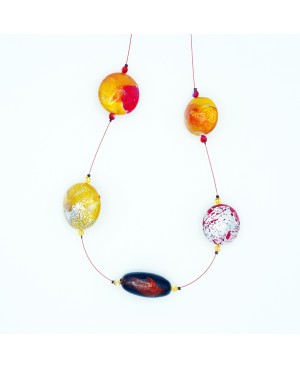 Collier mi-long noir, rouge, jaune et argenté Colliers mi-longs