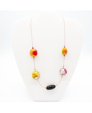 Collier mi-long noir, rouge, jaune et argenté Colliers mi-longs