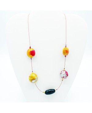 Collier mi-long noir, rouge, jaune et argenté Colliers mi-longs