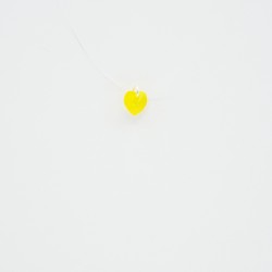 Petit pendentif coeur jaune avec fil en nylon