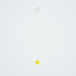 Petit pendentif coeur jaune avec fil en nylon