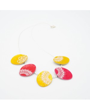 Collier jaune et rouge avec mandalas blanc Colliers mi-longs