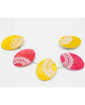 Collier jaune et rouge avec mandalas blanc Colliers mi-longs
