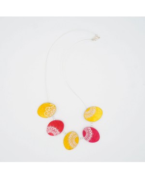 Collier jaune et rouge avec mandalas blanc Colliers mi-longs