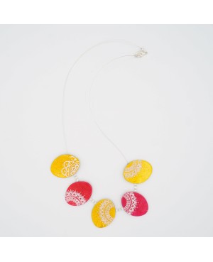 Collier jaune et rouge avec mandalas blanc Colliers mi-longs
