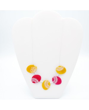 Collier jaune et rouge avec mandalas blanc Colliers mi-longs