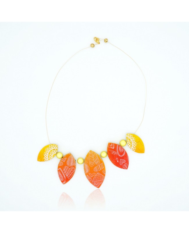 Collier jaune et orange avec mandalas et coeurs blancs