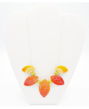 Collier jaune et orange avec mandalas et coeurs blancs Colliers mi-longs