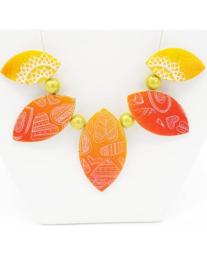 Collier jaune et orange avec mandalas et coeurs blancs Colliers mi-longs