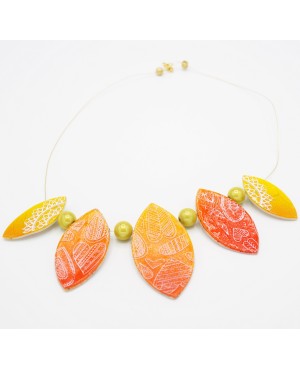 Collier jaune et orange avec mandalas et coeurs blancs Colliers mi-longs