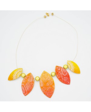 Collier jaune et orange avec mandalas et coeurs blancs Colliers mi-longs