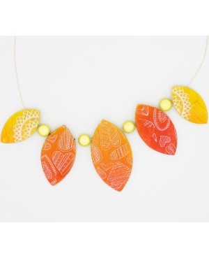Collier jaune et orange avec mandalas et coeurs blancs Colliers mi-longs