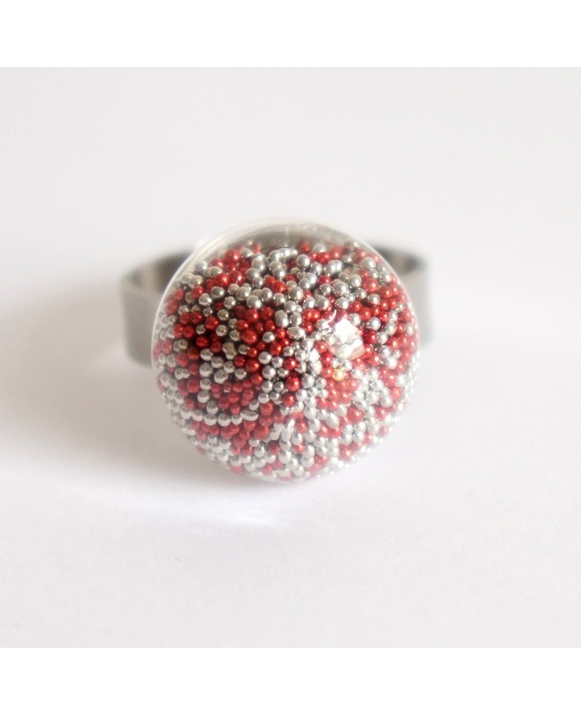 Bague ajustable en microperles argentées et rouges