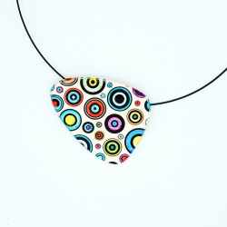 Collier pendentif ras-le-cou avec cercles multicolores