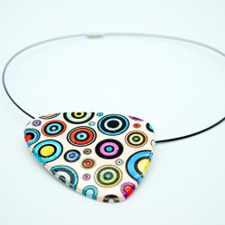 Collier pendentif ras-le-cou avec cercles multicolores