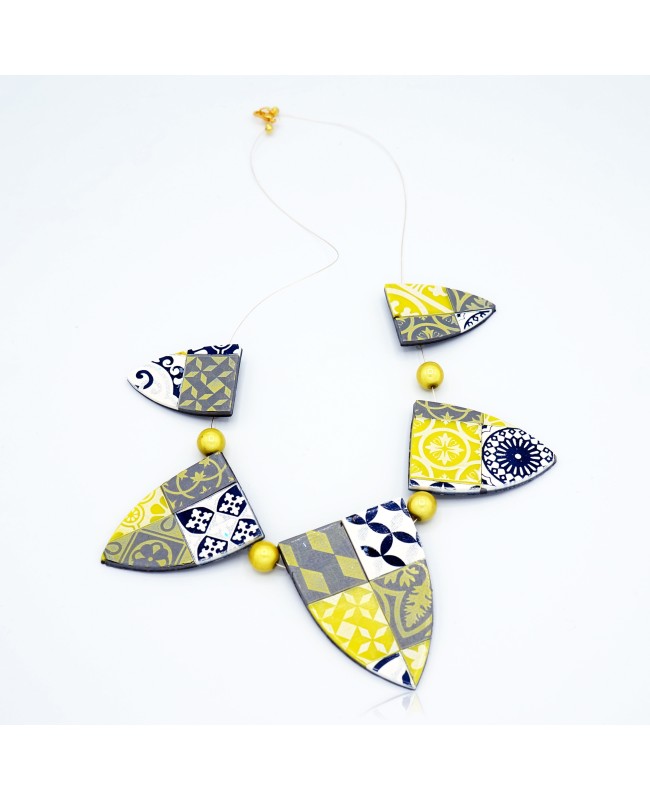 Collier fantaisie jaune, gris, bleu et blanc