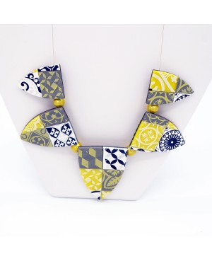 Collier fantaisie jaune, gris, bleu et blanc Colliers mi-longs