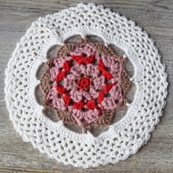 Circular rug in white, brown, pink, and red - Recycled cotton