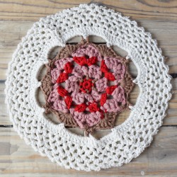 Circular rug in white, brown, pink, and red - Recycled cotton