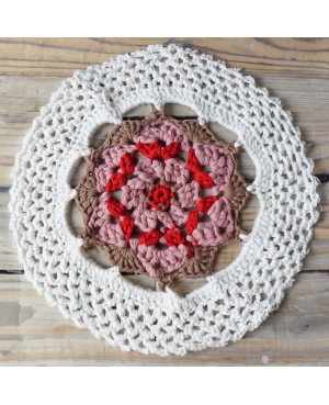 Tapis rosace blanc, marron, rose et rouge - Coton recyclé Tapis au crochet