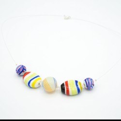 Collier fantaisie avec des perles multicolores en verre
