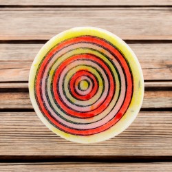 Bague fantaisie avec des cercles jaune, rose et rouge