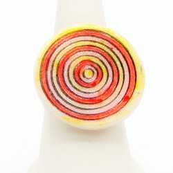 Bague fantaisie avec des cercles jaune, rose et rouge