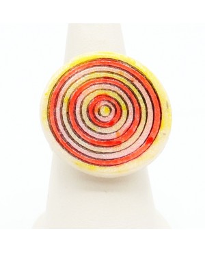 Bague fantaisie avec des cercles jaune, rose et rouge Bagues gourmandes et en pâte polymère