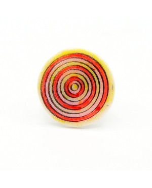 Bague fantaisie avec des cercles jaune, rose et rouge Bagues gourmandes et en pâte polymère