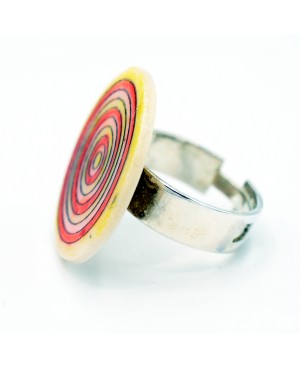 Bague fantaisie avec des cercles jaune, rose et rouge Bagues gourmandes et en pâte polymère