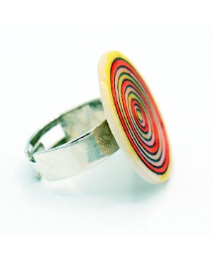 Bague fantaisie avec des cercles jaune, rose et rouge Bagues gourmandes et en pâte polymère