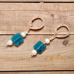Boucles d'oreilles perles en cristal vert, perles blanches et supports en or rose