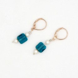 Earrings with green crystal pearls, white pearls, and rose gold settings