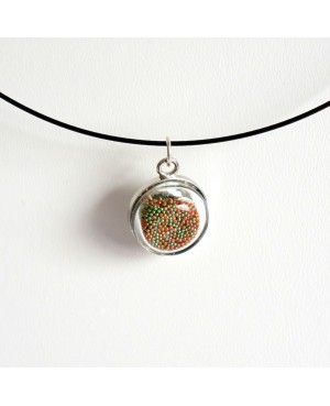 Pendentif en microbilles oranges et vertes Pendentifs sur support métallique