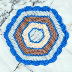 Napperon hexagonal bleu, beige et marron
